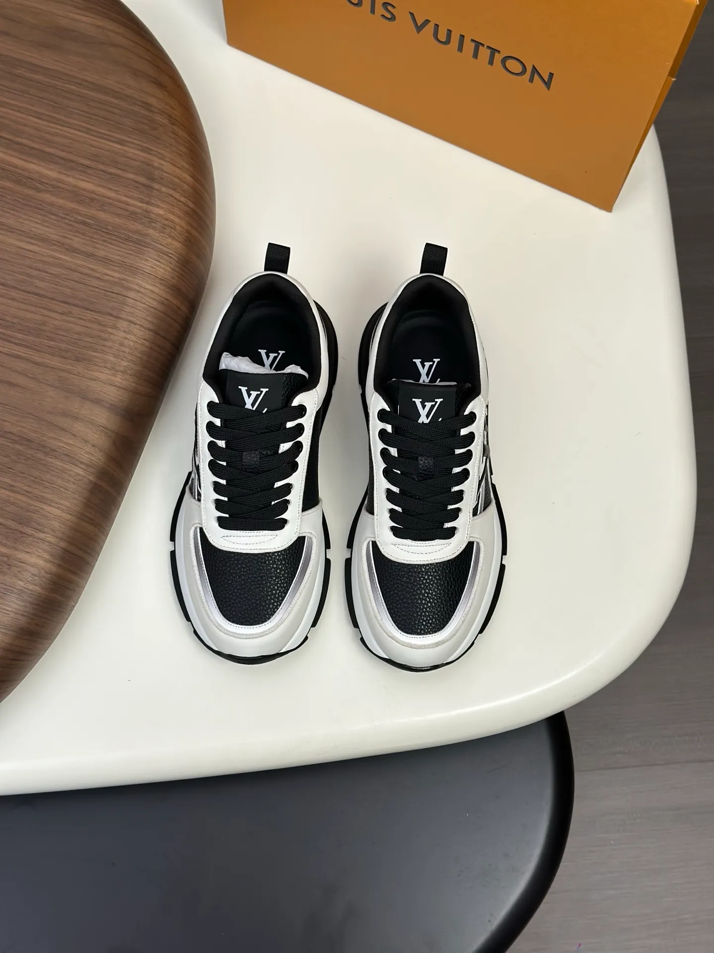 [L Family] Top P: 840💰 Size: 39-44 (38.45 can be customized) Lujia new color matching men's 🧍‍♂️trainer sneakers, this LV Trainer sneaker is made of soft grained calfskin, showing pure colors, the brand was born in 1854, the designer's handwritten brand logo is embellished on one side, virgil Designed by abloh himself, it is a very commemorative sneaker, the new LV Louis Vuitton trainer sneaker low casual sports culture versatile basketball shoes